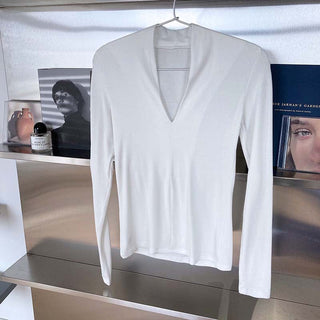 V-neck bottoming shirt
