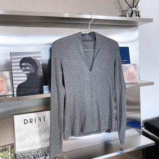 V-neck bottoming shirt