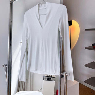 V-neck bottoming shirt