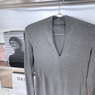 V-neck bottoming shirt
