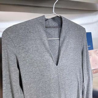 V-neck bottoming shirt