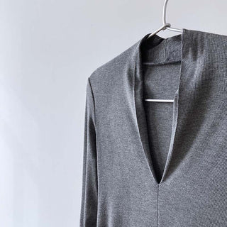 V-neck bottoming shirt