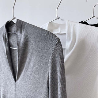 V-neck bottoming shirt