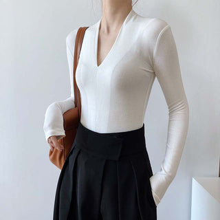 V-neck bottoming shirt
