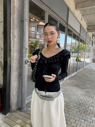 V-neck flounce shirt