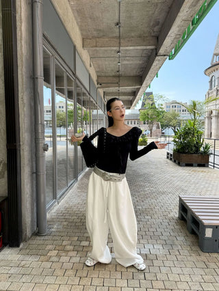 V-neck flounce shirt