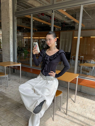 V-neck flounce shirt