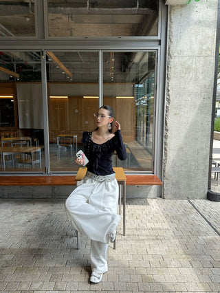 V-neck flounce shirt