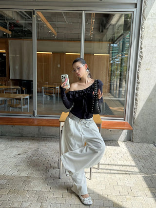 V-neck flounce shirt