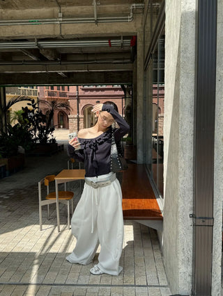 V-neck flounce shirt