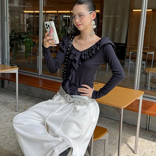 V-neck flounce shirt