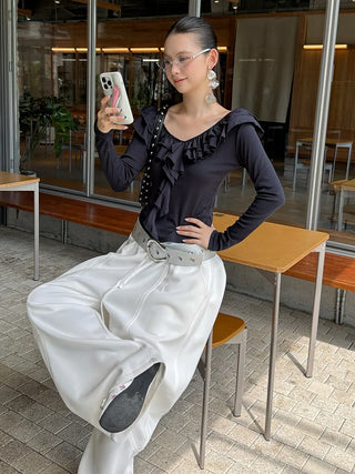 V-neck flounce shirt