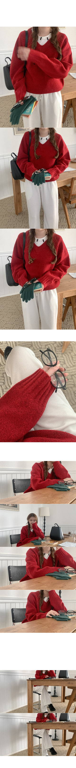 Colored V-neck knit