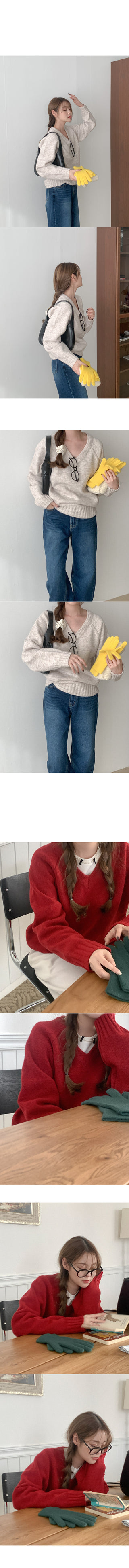 Colored V-neck knit