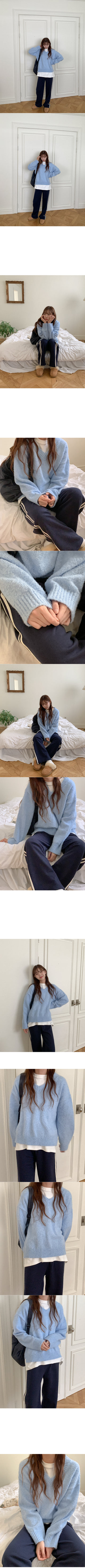 V-neck poodle knit