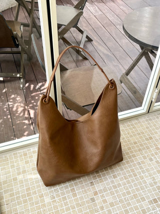 black shoulder tote