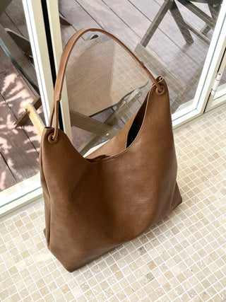 black shoulder tote