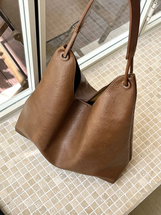 black shoulder tote