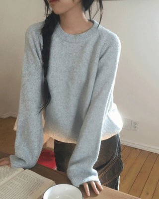Loose-fit wool round knitwear in the early days