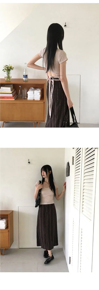 Celty embossed back slit strap U-neck short sleeve T-shirt