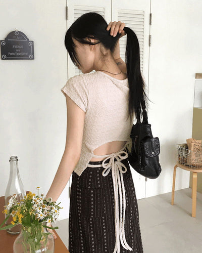 Celty embossed back slit strap U-neck short sleeve T-shirt