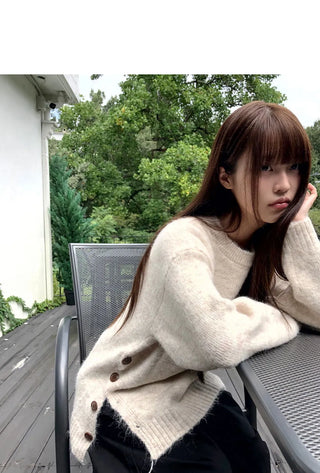 Side button point Loose-fit long sleeve knitwear