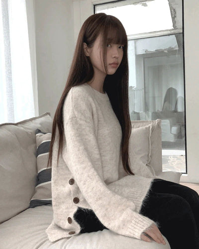 Side button point Loose-fit long sleeve knitwear