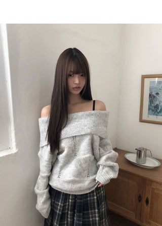 More punching off-shoulder wool knitwear