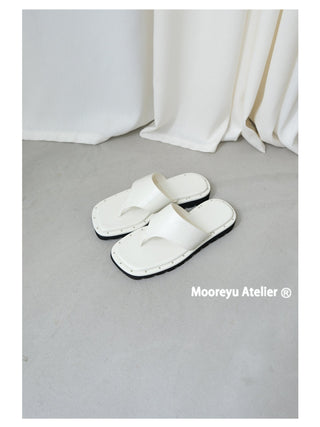 black flat flip-flops