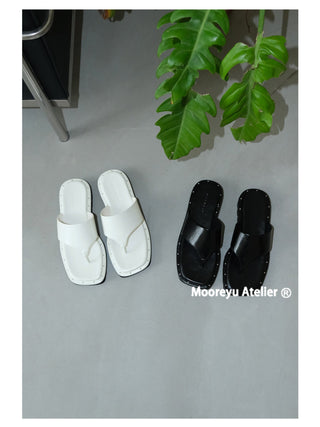 black flat flip-flops