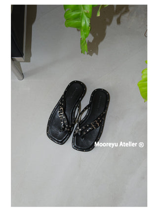 black flat flip-flops 01