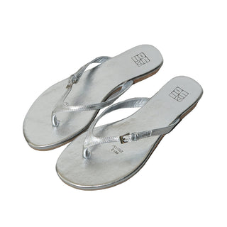red flat flip-flops 01