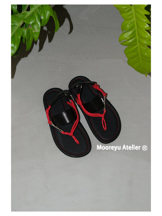 black flat flip-flops 02