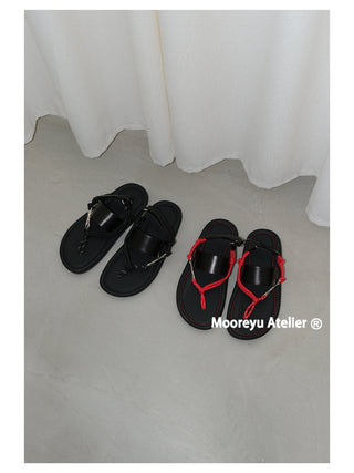 black flat flip-flops 02