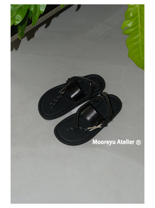 black flat flip-flops 02