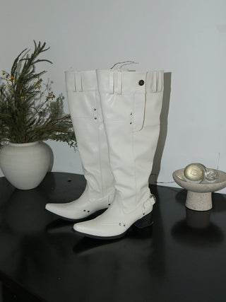 white pointed boots 01