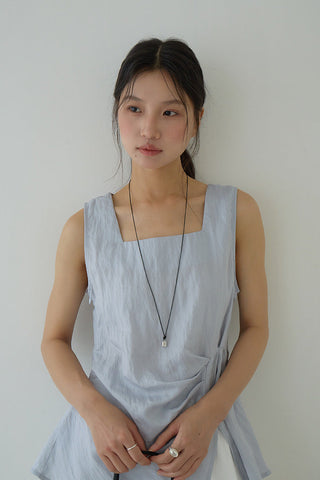 sleeveless square neck Top