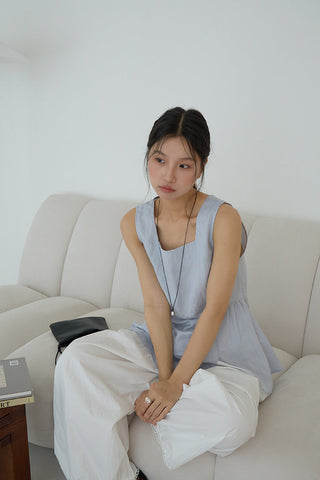 sleeveless square neck Top