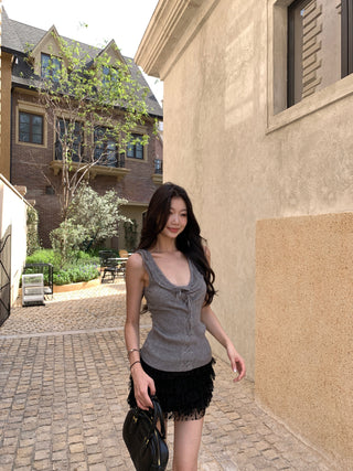 knit sleeveless blouse