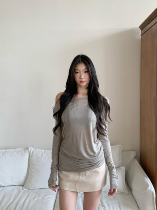 off-shoulder bottoming shirt