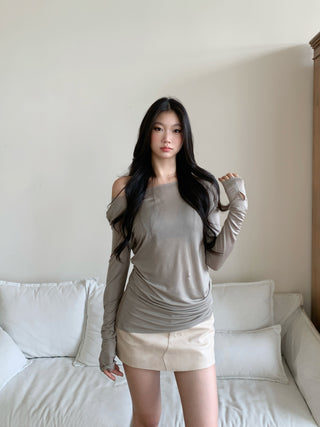 off-shoulder bottoming shirt