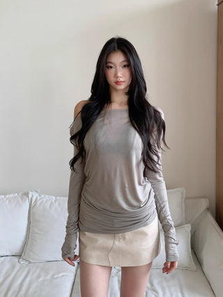 off-shoulder bottoming shirt