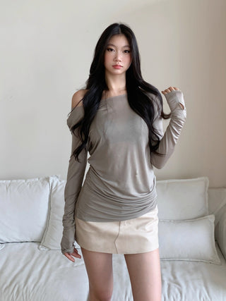 off-shoulder bottoming shirt