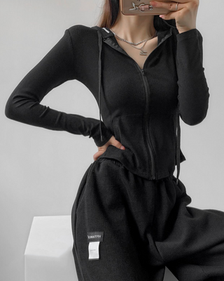 LIGHTWEIGHT FORM FIT ZIP-UP HOODED JACKET